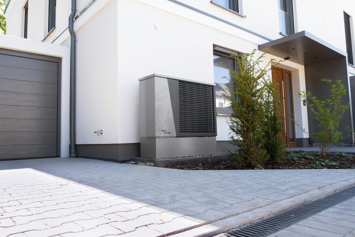 Warmtepomp naast een moderne woning