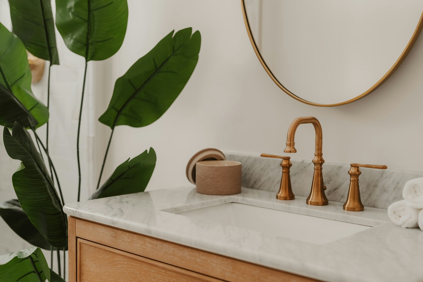 Moderne badkamer met wastafel en kraan